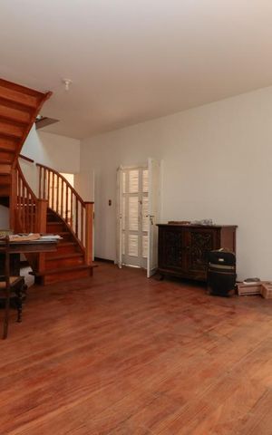 Casa à venda com 450m², 5 quartos e 1 vaga Casa à venda com 450m², 5 quartos e 1 vagaSala