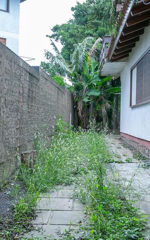 Casa à venda com 320m², 5 quartos e 6 vagas Casa à venda com 320m², 5 quartos e 6 vagasQuintal
