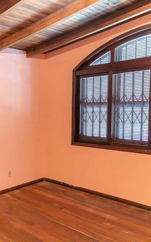 Casa à venda com 320m², 5 quartos e 6 vagas Casa à venda com 320m², 5 quartos e 6 vagasQuarto 3