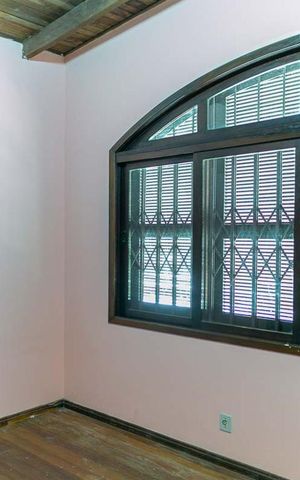 Casa à venda com 320m², 5 quartos e 6 vagas Casa à venda com 320m², 5 quartos e 6 vagasQuarto 4