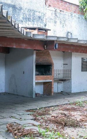 Casa à venda com 320m², 5 quartos e 6 vagas Casa à venda com 320m², 5 quartos e 6 vagasQuintal