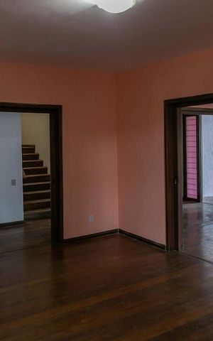 Casa à venda com 320m², 5 quartos e 6 vagas Casa à venda com 320m², 5 quartos e 6 vagasSala de Estar
