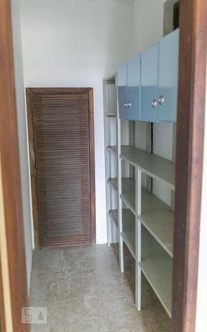 Casa à venda com 320m², 5 quartos e 6 vagas Casa à venda com 320m², 5 quartos e 6 vagasÁrea de Serviço