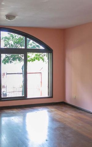 Casa à venda com 320m², 5 quartos e 6 vagas Casa à venda com 320m², 5 quartos e 6 vagasSala