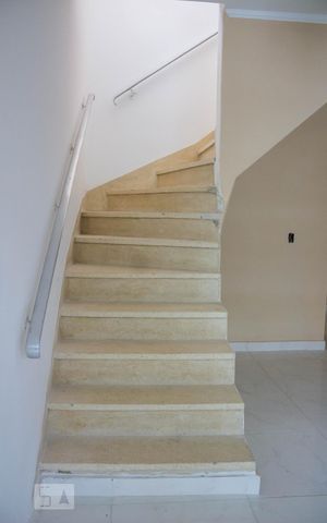 Casa para alugar com 130m², 2 quartos e 2 vagasEscada
