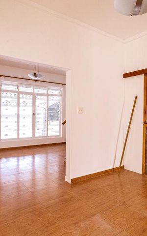 Casa à venda com 200m², 3 quartos e 2 vagas Casa à venda com 200m², 3 quartos e 2 vagasSala