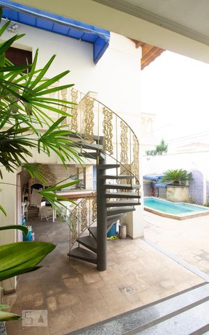 Casa à venda com 359m², 5 quartos e 4 vagas Casa à venda com 359m², 5 quartos e 4 vagasQuintal