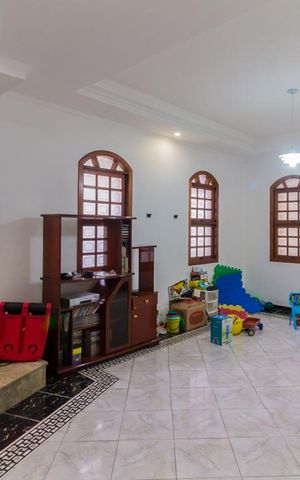 Casa à venda com 359m², 5 quartos e 4 vagas Casa à venda com 359m², 5 quartos e 4 vagasSala