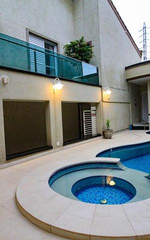 Casa à venda com 600m², 4 quartos e 5 vagas Casa à venda com 600m², 4 quartos e 5 vagasPiscina