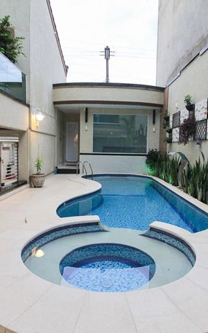 Casa à venda com 600m², 4 quartos e 5 vagas Casa à venda com 600m², 4 quartos e 5 vagasPiscina