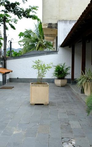 Casa à venda com 159m², 3 quartos e 4 vagasÁrea externa - frente
