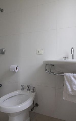 Casa à venda com 500m², 5 quartos e 7 vagasBanheiro da suíte 1