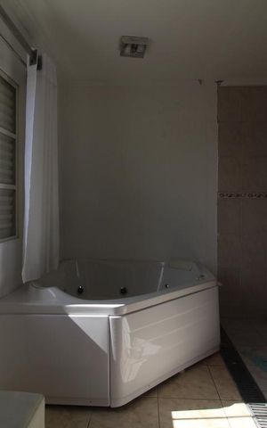 Casa à venda com 380m², 3 quartos e 2 vagasBanheiro suite 1 