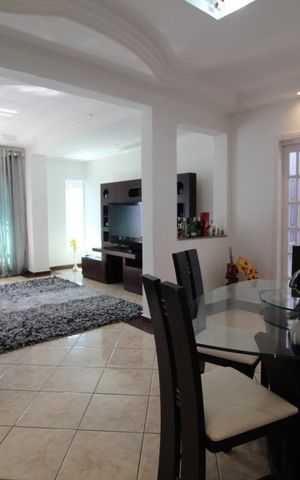 Casa à venda com 380m², 3 quartos e 2 vagasSala