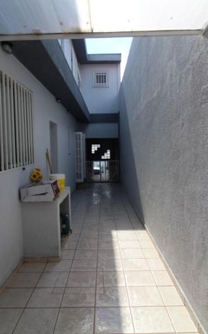 Casa à venda com 380m², 3 quartos e 2 vagasCorredor lateral