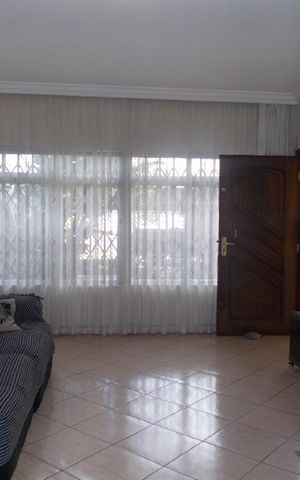 Casa à venda com 230m², 5 quartos e 3 vagas Casa à venda com 230m², 5 quartos e 3 vagasSala