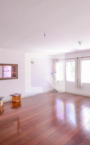 Casa para alugar com 340m², 3 quartos e 6 vagas Casa para alugar com 340m², 3 quartos e 6 vagasSala