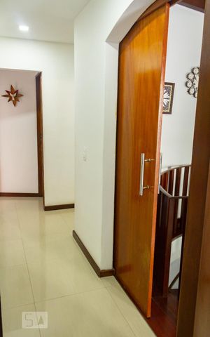 Casa à venda com 441m², 5 quartos e 4 vagas Casa à venda com 441m², 5 quartos e 4 vagascorredor para quartos e banheiros