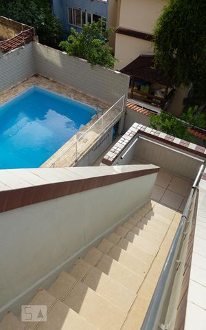 Casa à venda com 441m², 5 quartos e 4 vagas Casa à venda com 441m², 5 quartos e 4 vagasescada para parte inferior da casa pelos fundos