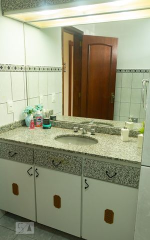 Casa à venda com 441m², 5 quartos e 4 vagas Casa à venda com 441m², 5 quartos e 4 vagasBanheiro da Suíte