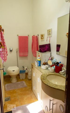 Casa à venda com 441m², 5 quartos e 4 vagas Casa à venda com 441m², 5 quartos e 4 vagasBanheiro da Suíte