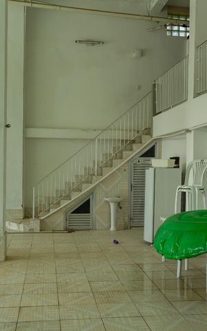 Casa à venda com 441m², 5 quartos e 4 vagas Casa à venda com 441m², 5 quartos e 4 vagasÁrea comum