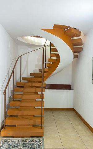 Casa à venda com 441m², 5 quartos e 4 vagas Casa à venda com 441m², 5 quartos e 4 vagasescada de acesso para os segundo andar