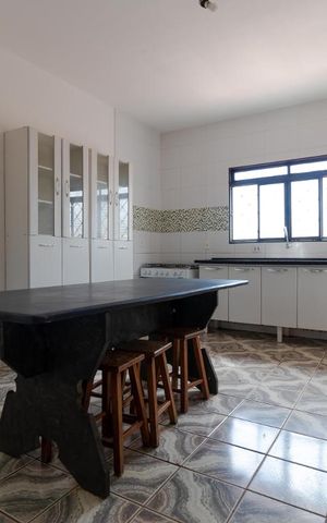 Casa à venda com 302m², 10 quartos e 6 vagas Casa à venda com 302m², 10 quartos e 6 vagasCozinha