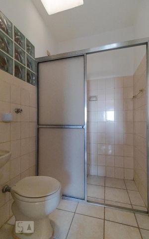 Casa à venda com 302m², 10 quartos e 6 vagas Casa à venda com 302m², 10 quartos e 6 vagasBanheiro da Suíte 08