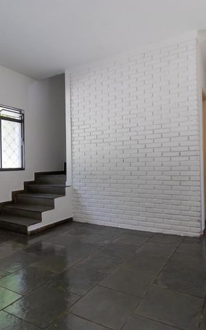 Casa à venda com 302m², 10 quartos e 6 vagas Casa à venda com 302m², 10 quartos e 6 vagasSala