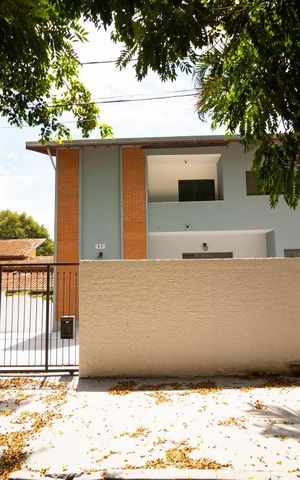 Casa à venda com 302m², 10 quartos e 6 vagas Casa à venda com 302m², 10 quartos e 6 vagasFachada