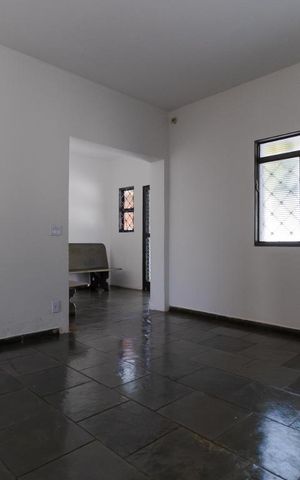 Casa à venda com 302m², 10 quartos e 6 vagas Casa à venda com 302m², 10 quartos e 6 vagasSala