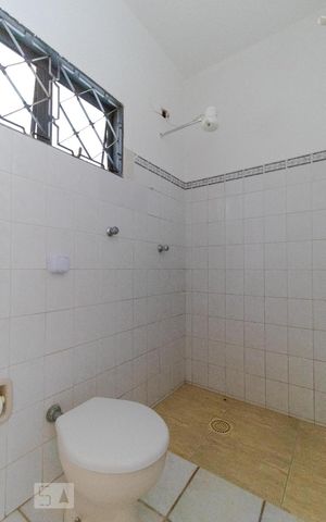 Casa à venda com 302m², 10 quartos e 6 vagas Casa à venda com 302m², 10 quartos e 6 vagasBanheiro da Suíte 01