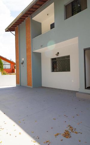 Casa à venda com 302m², 10 quartos e 6 vagas Casa à venda com 302m², 10 quartos e 6 vagasQuintal