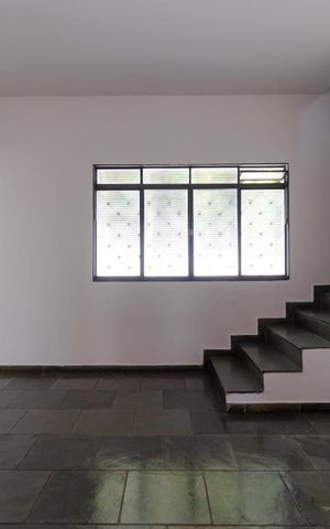 Casa à venda com 302m², 10 quartos e 6 vagas Casa à venda com 302m², 10 quartos e 6 vagasSala