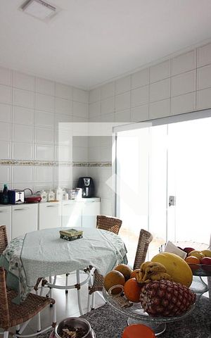 Casa para alugar com 350m², 3 quartos e 2 vagasCozinha 