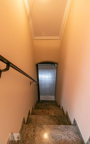 Casa à venda com 198m², 4 quartos e 3 vagas Casa à venda com 198m², 4 quartos e 3 vagasEscadas Garagem