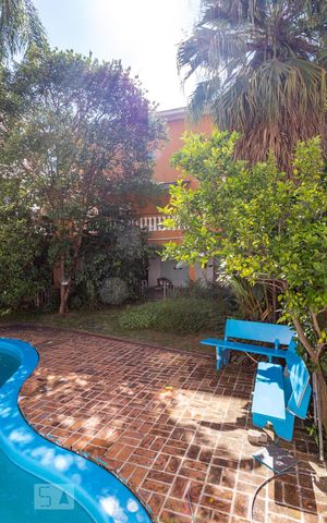 Casa à venda com 300m², 3 quartos e 5 vagas Casa à venda com 300m², 3 quartos e 5 vagaspiscina