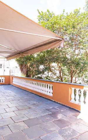 Casa à venda com 300m², 3 quartos e 5 vagas Casa à venda com 300m², 3 quartos e 5 vagasvaranda