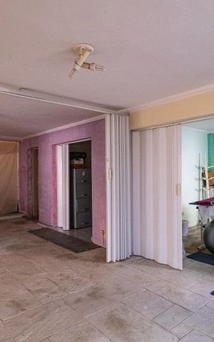 Casa à venda com 300m², 3 quartos e 5 vagas Casa à venda com 300m², 3 quartos e 5 vagasEscritório