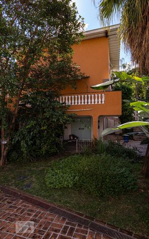 Casa à venda com 300m², 3 quartos e 5 vagas Casa à venda com 300m², 3 quartos e 5 vagasFachada