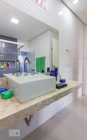 Casa de condomínio para alugar com 380m², 4 quartos e 2 vagasBanheiro