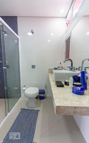 Casa de condomínio para alugar com 380m², 4 quartos e 2 vagasBanheiro