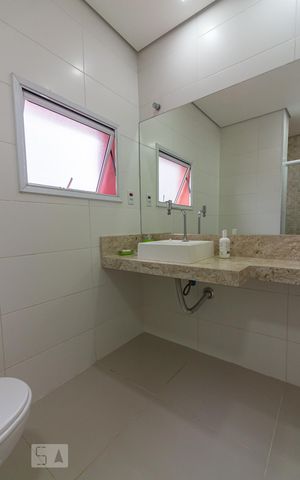 Casa de condomínio para alugar com 380m², 4 quartos e 2 vagasBanheiro
