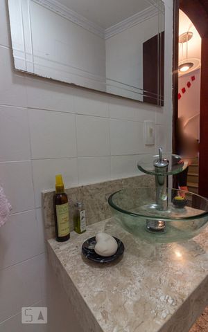 Casa de condomínio para alugar com 380m², 4 quartos e 2 vagasLavabo