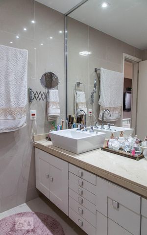 Apartamento à venda com 179m², 3 quartos e 3 vagas Apartamento à venda com 179m², 3 quartos e 3 vagasBanheiro da Suíte 1