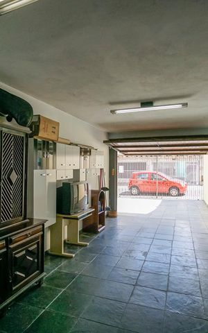 Casa à venda com 210m², 3 quartos e 4 vagas Casa à venda com 210m², 3 quartos e 4 vagasGaragem