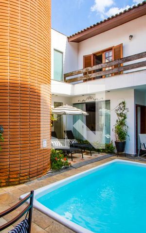Casa à venda com 300m², 5 quartos e 3 vagas Casa à venda com 300m², 5 quartos e 3 vagasEspaço gourmet/Piscina