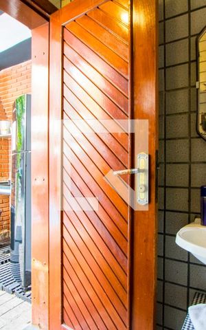 Casa à venda com 300m², 5 quartos e 3 vagas Casa à venda com 300m², 5 quartos e 3 vagasBanheiro de serviço