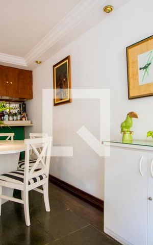 Casa à venda com 300m², 5 quartos e 3 vagas Casa à venda com 300m², 5 quartos e 3 vagasSala de jantar